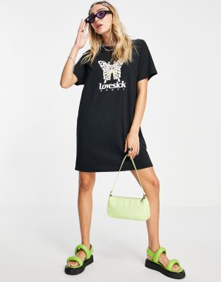 New Girl Order - T-Shirt-Kleid in Oversize-Passform mit Schmetterling-Grafikprint-Schwarz