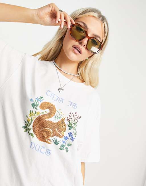 New Girl Order – T-shirt oversize z wyszywanym krzyżykowo motywem orzechów