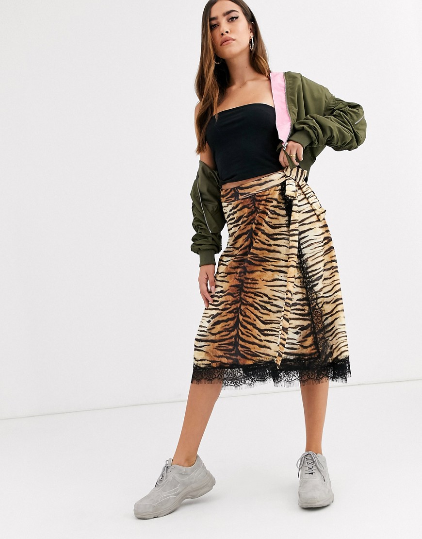 New Girl Order – Tigermönstrad omlottkjol i midimodell med spetsdetaljer-Flerfärgad
