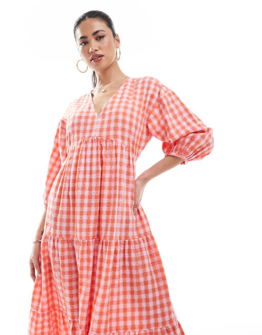 New Look - Aangerimpelde midi-jurk met V-hals en gingham ruit in roze, 2 van 4