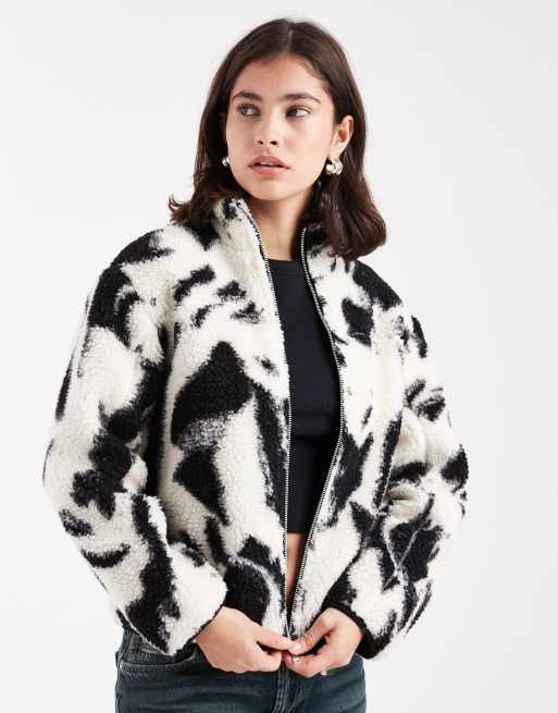 New Look abstract print borg jacket in black, 2 of 4