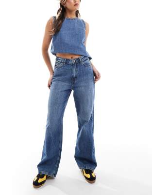 New Look - Adalae - Jeans in Mittelblau mit weitem Bein