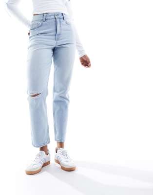 New Look - An Knien zerrissene Mom-Jeans in Hellblau