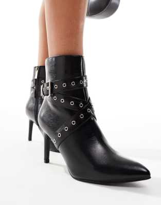 New Look - Ankle-Boots mit Absatz in Schwarz, mit nietenbesetzten Riemen