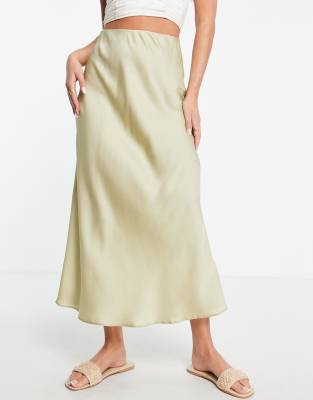New Look – Asymmetrischer Satin-Midirock in Hellgrün