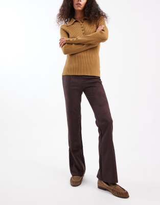 New Look - Ausgestellte Leggings aus Wildlederimitat in Dunkelbraun-Brown