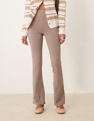 New Look - Ausgestellte Leggings in Nerzbraun-Neutral