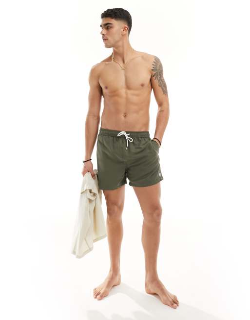 New Look – Badeshorts in dunklem Khaki mit Markenlogo