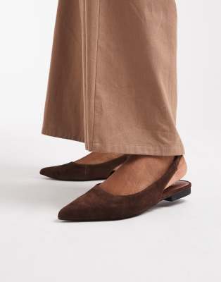 New Look - Ballerinas aus Wildlederimitat in Braun mit Fersenriemchen-Brown