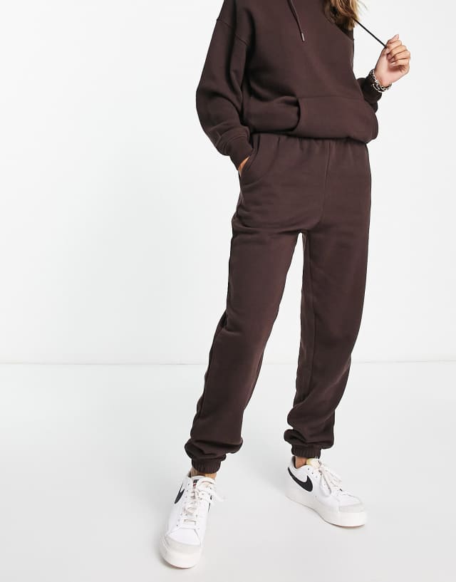 New Look basic sweatpants in brown