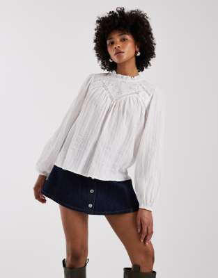 New Look - Bestickte Bluse in Weiß mit Lochstickerei