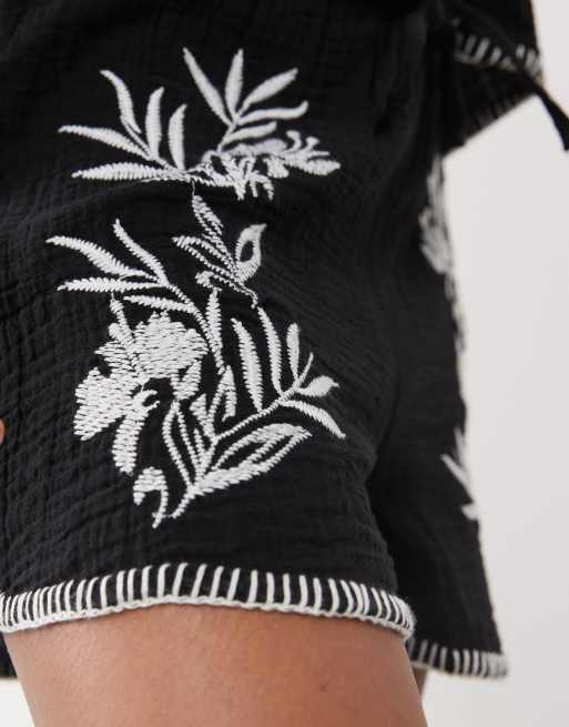 New Look – Bestickte Strand-Shorts in Schwarz mit Muster, Kombiteil, 3 von 5