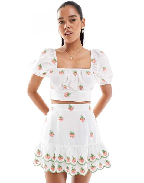 New Look – Biały krótki top z haftowanym wzorem w truskawki, część zestawu - view 1