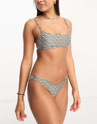 New Look - Bikinioberteil in Weiß mit Monogramm-Muster und U-Ausschnitt