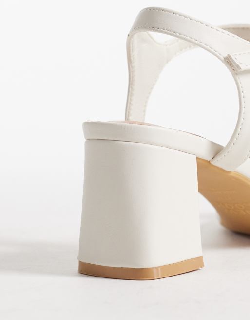 New Look blocked heeled sandal in cream, 3 of 4