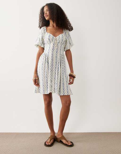 New Look blommig milkmaid-miniklänning i blått, 3 av 4