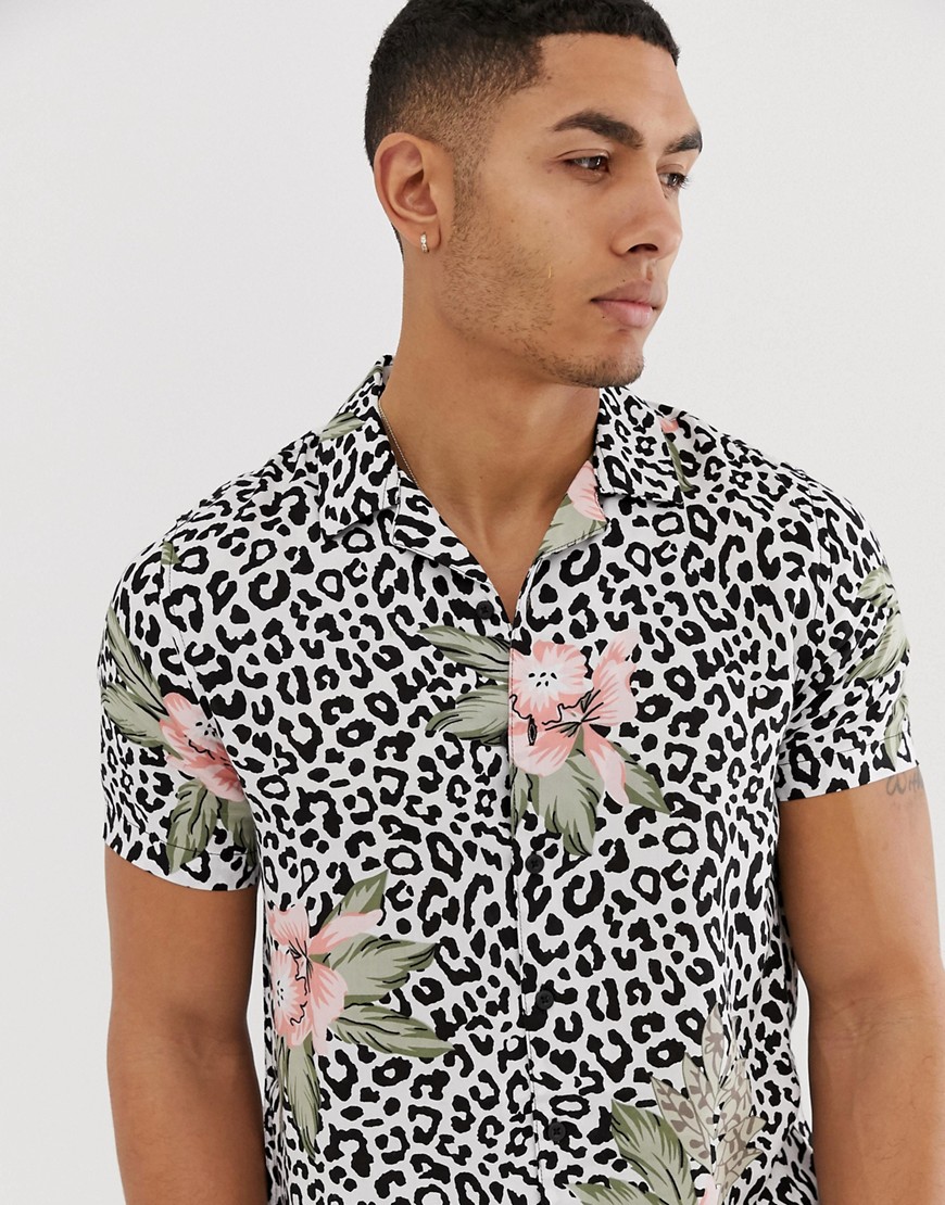 New Look – Blommig skjorta med platt krage i leopardmönster-Vit