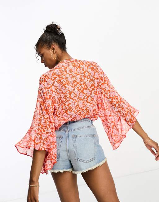 New Look - Bluse med flagrende ærmer og bindebånd foran i rødt og pink blomstermønster, 2 af 4