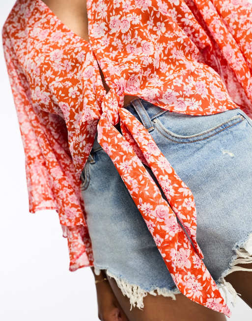 New Look - Bluse med flagrende ærmer og bindebånd foran i rødt og pink blomstermønster, 3 af 4