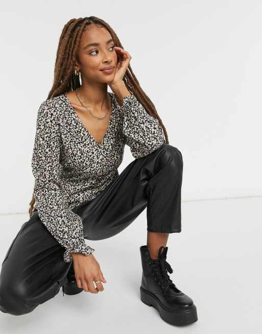 New Look – Bluse mit Schößchensaum in Schwarz gepunktet