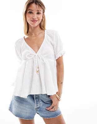 New Look - Bluse mit V-Ausschnitt in Creme-Weiß