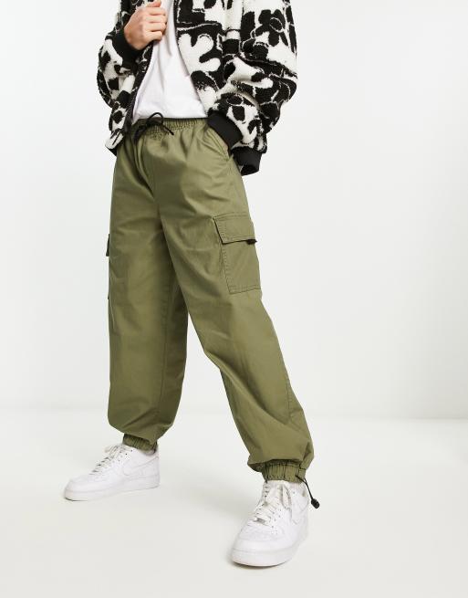 New Look – Bojówki w kolorze ciemnego khaki z kontrastowymi detalami