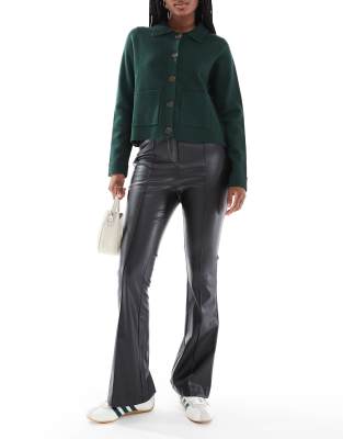 New Look - Bootcut-Hose aus PU in Schwarz