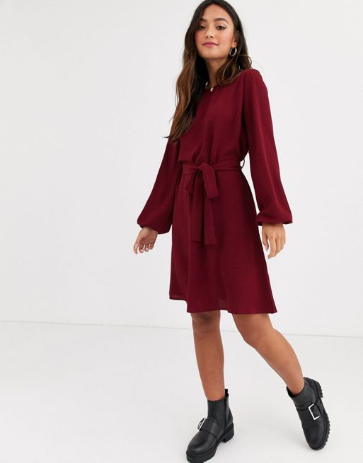 New Look – Bordowa sukienka mini z obszernymi rękawami z paskiem | ASOS