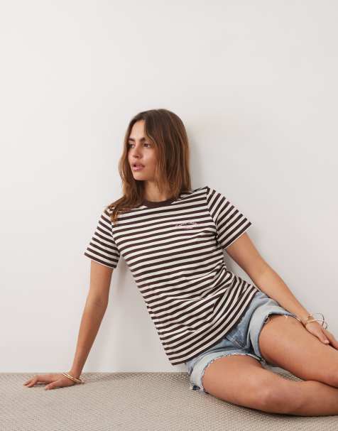 New Look – Brązowy T-shirt ze wzorem w paski i haftowanym wzorem - view 1