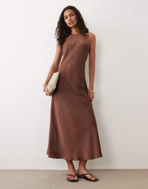 New Look – Brun maxiklänning med hög krage av satin - view 1