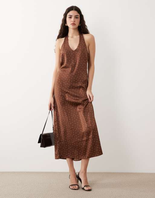 New Look – Brun, prickig midiklänning i satin med draperad ringning och halterneck, 2 av 4