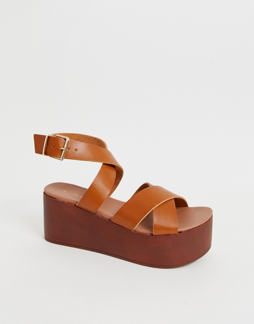 New Look – Bruna flatform-sandaler med träeffekt-Guldbrun