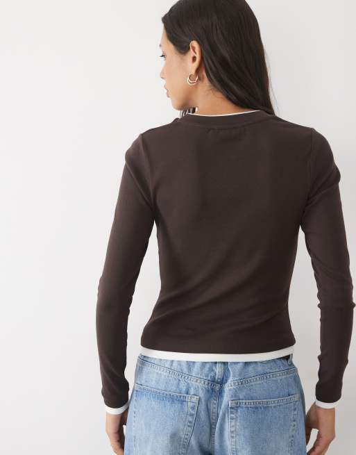 New Look camiseta con doble capa, ribete y manga larga en marrón oscuro, 4 de 4