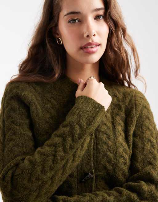 New Look - Cardigan in maglia a trecce kaki con fermacorda, 3 di 4