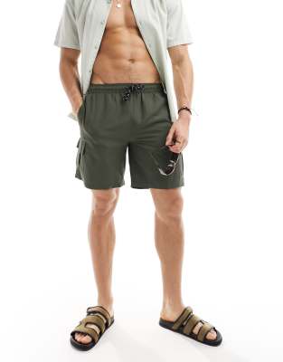 New Look – Cargo-Badeshorts in dunklem Khaki - view 1