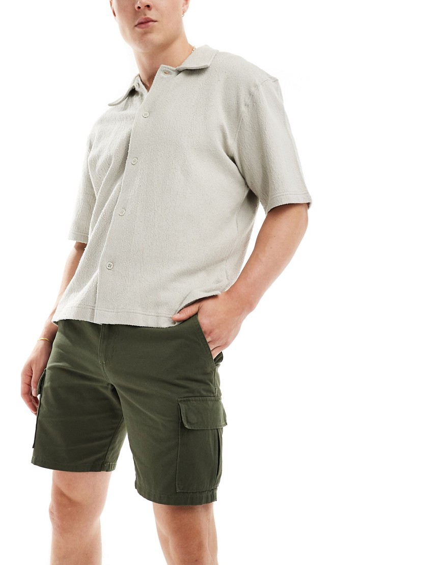 New Look cargo shorts in dark khaki-Green