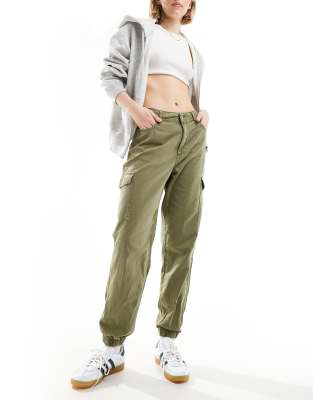 New Look - Cargohose mit Bündchen in Khaki-Grün