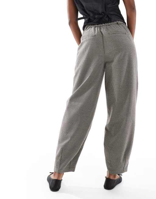New Look check barrel leg trousers in black, 3 of 5