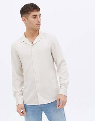 Chemises unies New Look - Chemise à manches longues en satin avec col à revers - Blanc cassé
