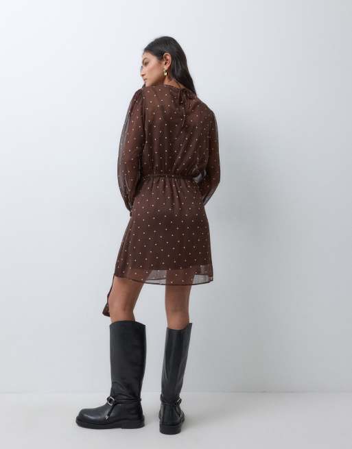 New Look chiffon belted sash detail mini dress in brown polka dot, 4 of 5