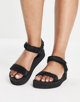 New Look chunky sandals in black