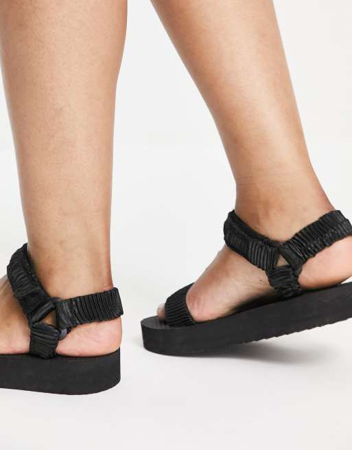 New Look chunky sandals in black | ASOS