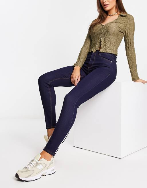 New Look – Ciemnoniebieskie jeansy o obcisłym kroju ze średnim stanem