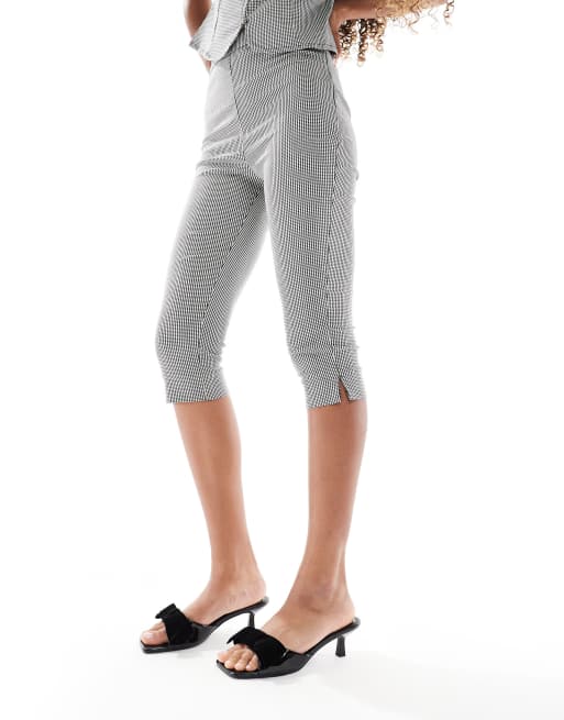 New Look co-ord gingham capri trousers in black, 2 of 5