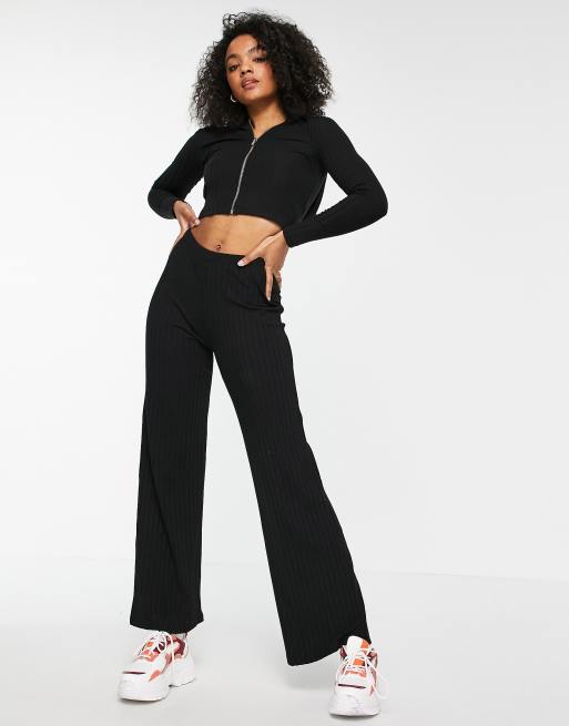 New Look - Completo con felpa con cappuccio e cerniera lampo e pantaloni colore nero