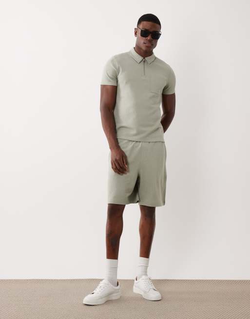 New Look - Conjunto caqui de pantalones cortos y camiseta con cuello tipo polo y cremallera de tejido texturizado