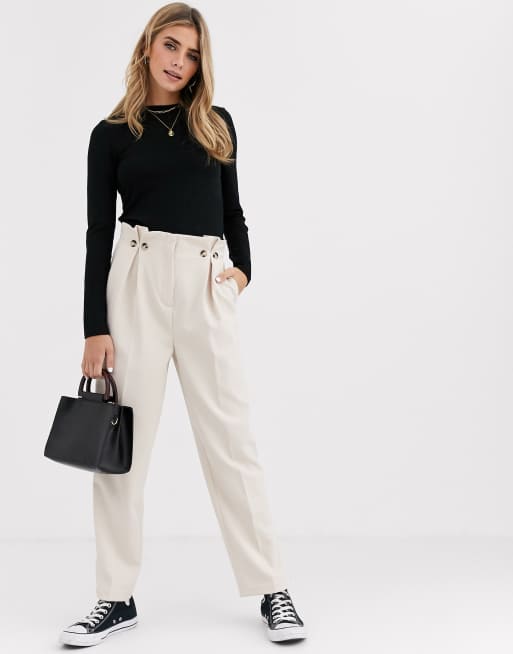 New Look – Cremefarbene Hose mit Zierfalten und Knöpfen