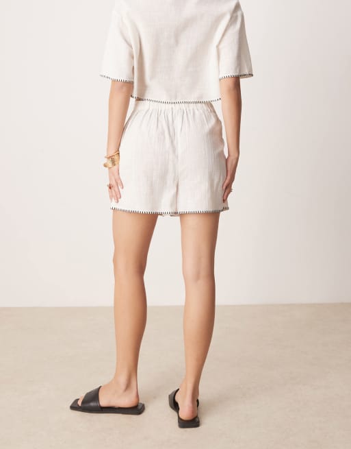 New Look - Cremehvide shorts med tæppesyninger - Del af sæt, 2 af 5