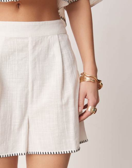 New Look - Cremehvide shorts med tæppesyninger - Del af sæt, 5 af 5