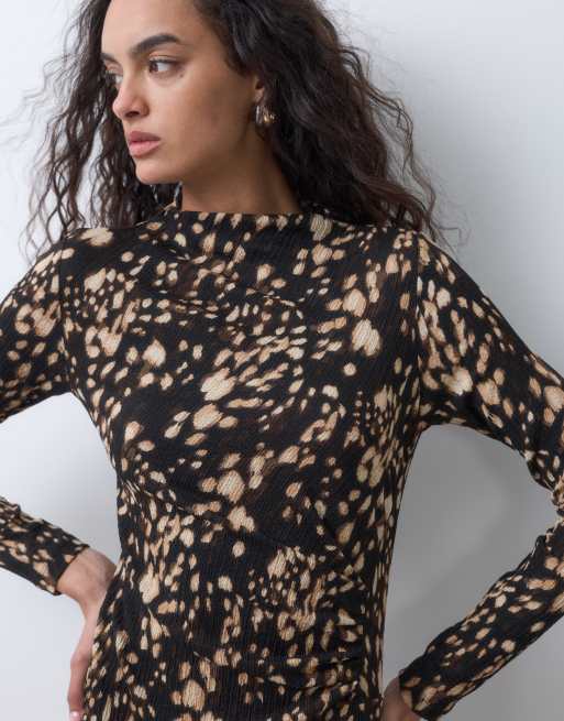 New Look crinkle ruche side mini dress in brown smudge print, 2 of 5